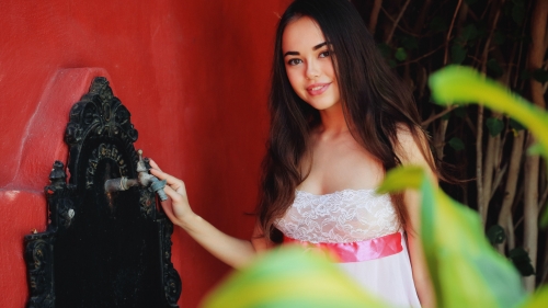 Li Moon Sexy Young Lady with Cute Face